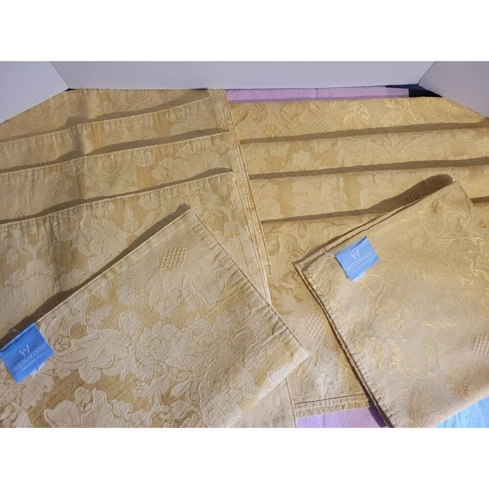 Wedgwood Gold Damask Jacquard Linen Lot 10 (5) 18x18 Napkins (5) 17x12 Placemats